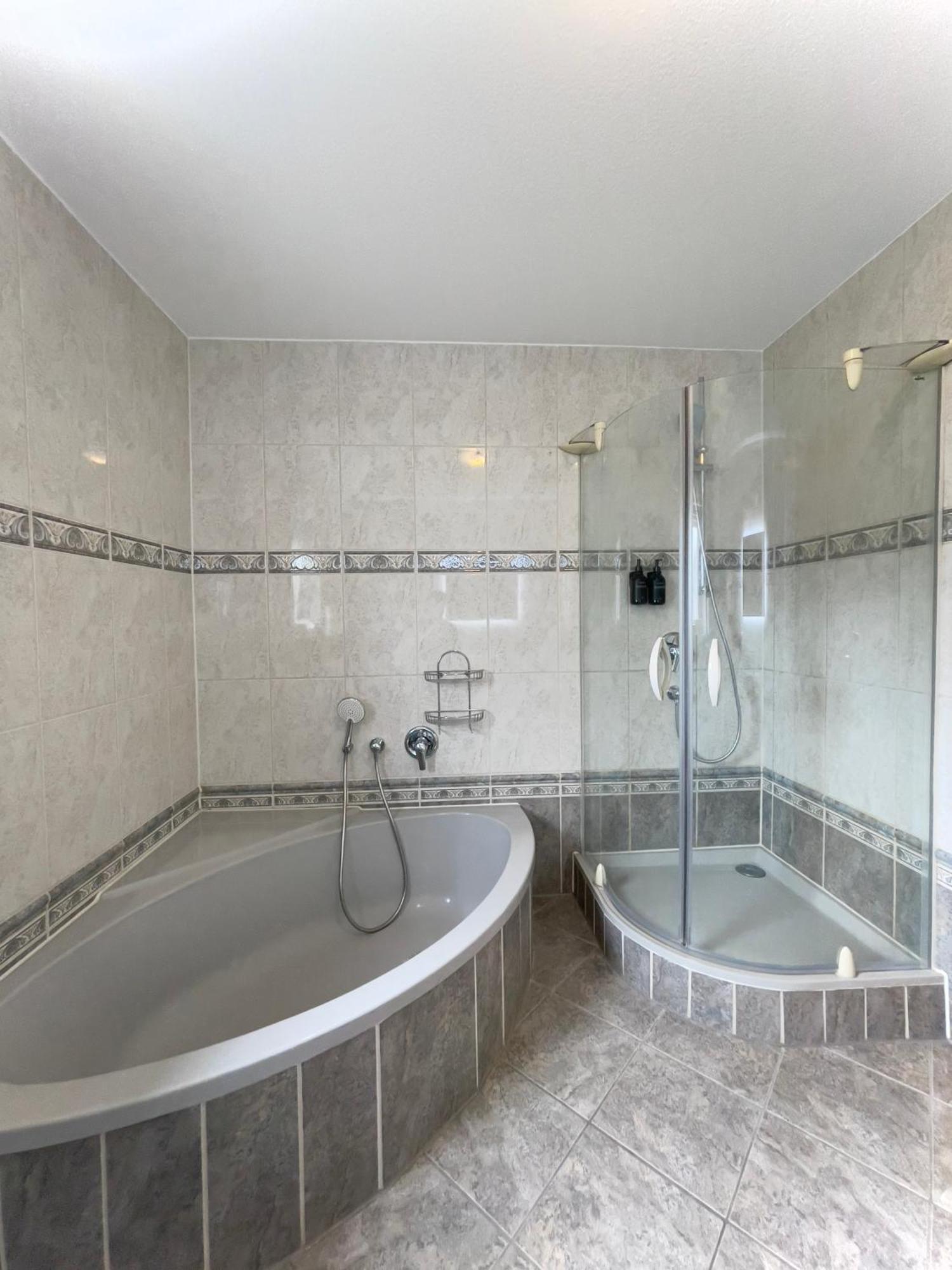 110Qm - 4 Zimmer - Privat Parkplatz - Zentral - Balkon - Mallibase Apartments Кассель Екстер'єр фото